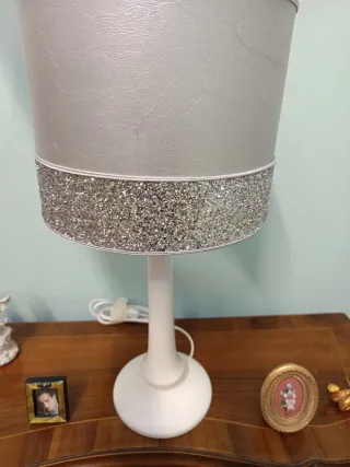 Lampada da tavolo bianca con paralume argento