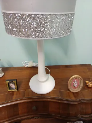 Lampada da tavolo bianca con paralume argento