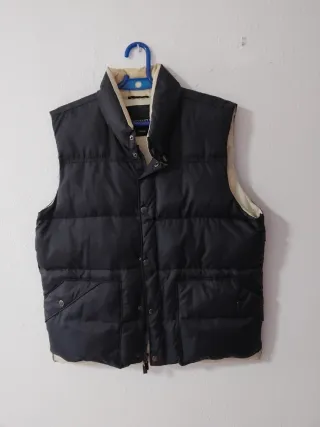 Chaleco acolchado negro y beige