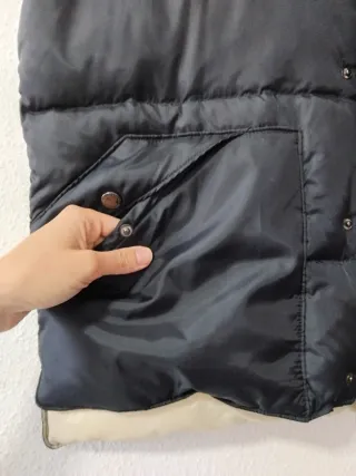 Chaleco acolchado negro y beige