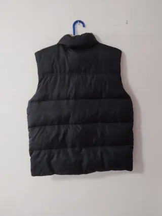 Chaleco acolchado negro y beige