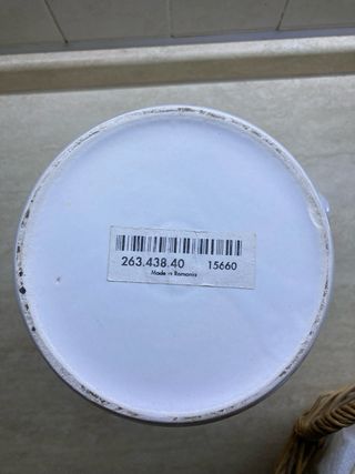 Brocca in ceramica bianca con decoro blu