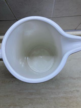 Brocca in ceramica bianca con decoro blu