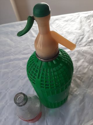 Sifón y botella trineo.