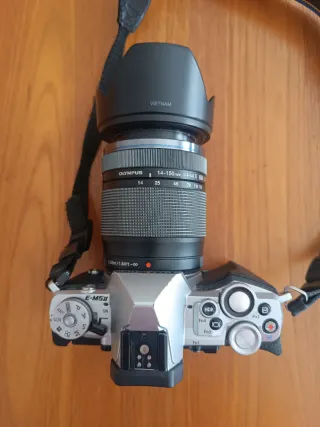 Cámara Olympus OM-D Plata y Negra M5 Mark II + obj