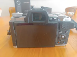 Cámara Olympus OM-D Plata y Negra M5 Mark II + obj