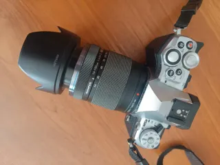 Cámara Olympus OM-D Plata y Negra M5 Mark II + obj