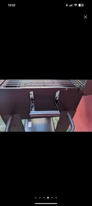 Barbacoa metálica negra y plateada