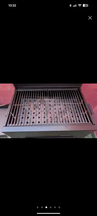 Barbacoa metálica negra y plateada