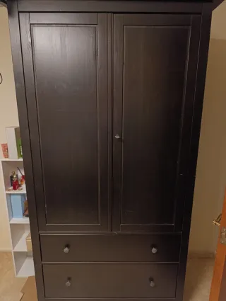 Armario de madera oscuro