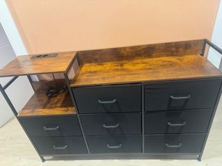 Cómoda con enchufe y cajones Con esquina dañada