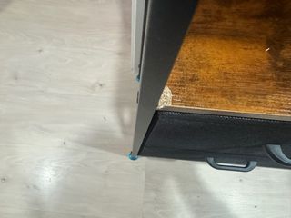 Cómoda con enchufe y cajones Con esquina dañada