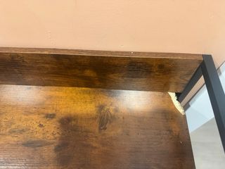 Cómoda con enchufe y cajones Con esquina dañada