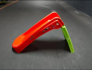 Tobogán infantil rojo