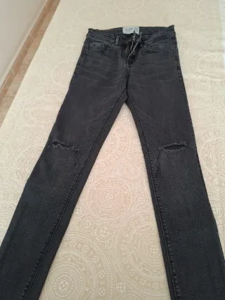 Pantalón vaquero negro desgastado