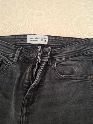 Pantalón vaquero negro desgastado