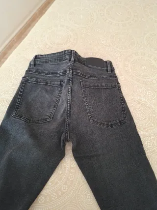 Pantalón vaquero negro desgastado