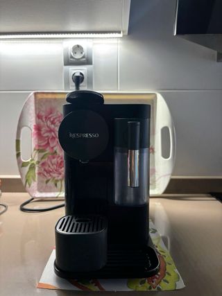Cafetera Nespresso Lattissima One. Depósito leche