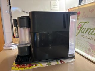 Cafetera Nespresso Lattissima One. Depósito leche