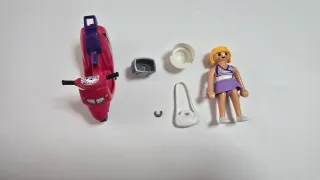 Playmobil mujer con moto rosa