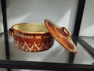 Puchero de cerámica con tapa