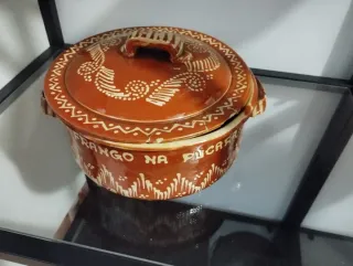 Puchero de cerámica con tapa