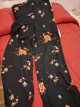 Pantalón ancho estampado floral negro