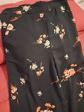 Pantalón ancho estampado floral negro