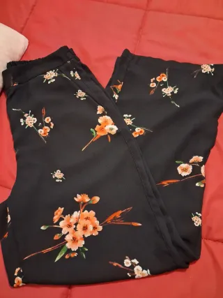 Pantalón ancho estampado floral negro