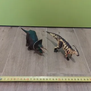 Lote de dinosaurios de juguete