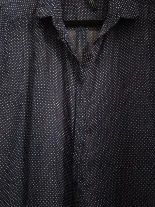 Camisa de topos azul marino