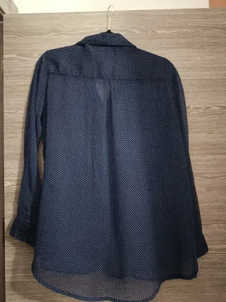 Camisa de topos azul marino