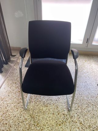 Silla de oficina negra y plateada