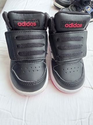 Tenis Adidas para bebé talla 20