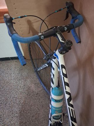 Bicicleta de carretera blanca y azul