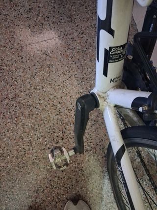 Bicicleta de carretera blanca y azul