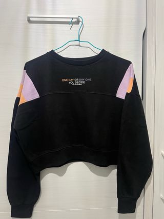 Sudadera negra con detalles coloridos