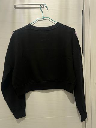 Sudadera negra con detalles coloridos