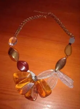 Collar abstracto con cuentas mixtas