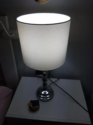 Lámpara de mesa plateada y blanca