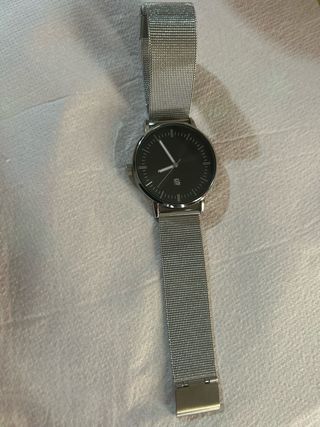 Reloj de pulsera plateado y negro