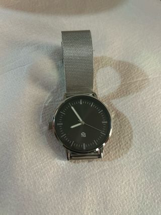 Reloj de pulsera plateado y negro