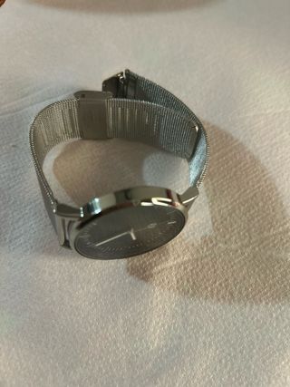 Reloj de pulsera plateado y negro