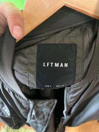 Abrigo largo verde impermeable hombre