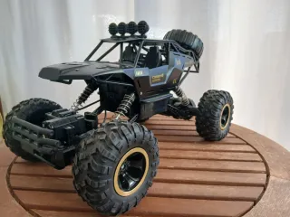 Coche RC 4x4 con mando 2.4 GHz
