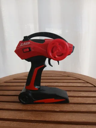 Coche RC 4x4 con mando 2.4 GHz