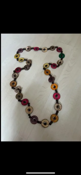 Collana lunga con perline colorate