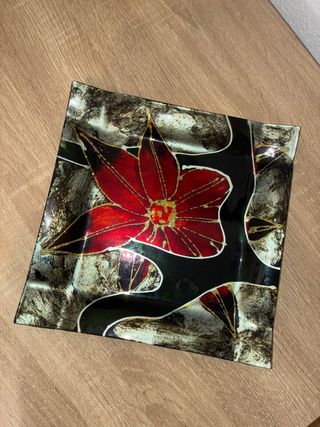 Centro de mesa de cristal con flor roja