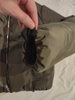 Bomber Zara verde militar con capucha.