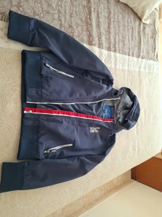 Chaqueta azul marino con capucha